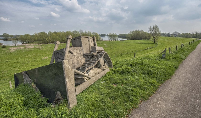 • Langs de dijk bij Gameren herinnert dit kunstwerk van Joris Baudoin aan de vorige dijkversterking.