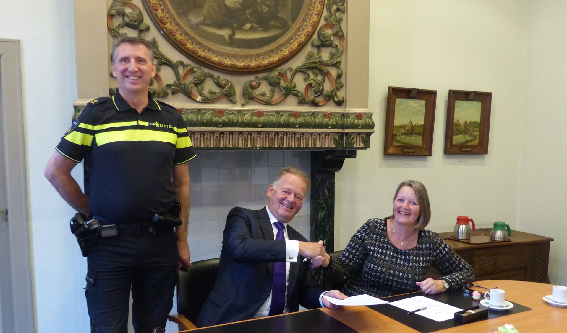 • Ondertekening van de intentieovereenkomst door burgemeester Roel Cazemier en Rafaëlle Quax, coördinator cluster Vastgoedtransacties van het Politiedienstencentrum en Robert-Jan van den Burg, teamchef van politie Krimpenerwaard.