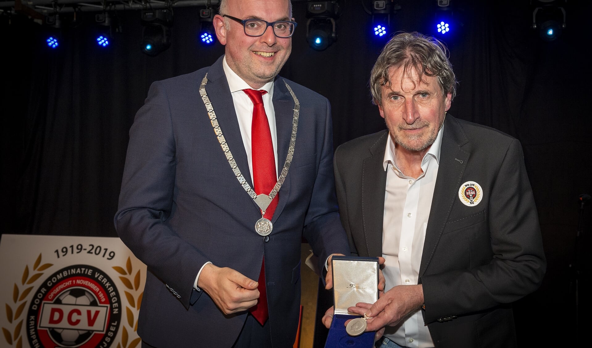 •  'Eeuweling' DCV ontving van de KNVB de koninklijke erepenning.