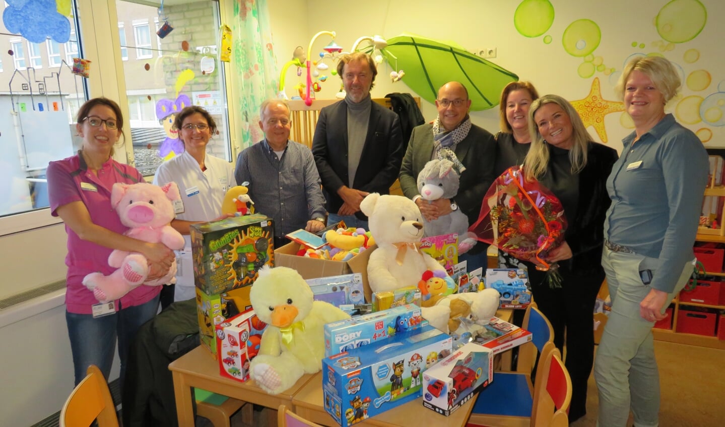 Peter en Ellen van der Wal en Stichting DaDa overhandigen de cadeautjes aan de kinderafdeling van het Beatrixziekenhuis.