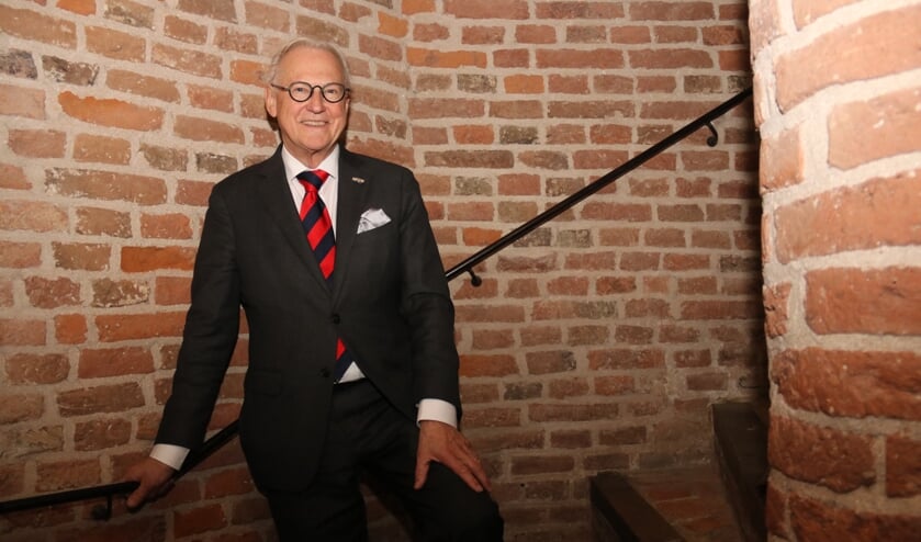 • Scheidend burgemeester Jan Pieter Lokker in het oude gedeelte van stadhuis Vianen.