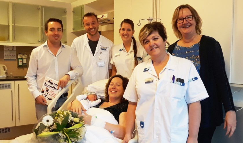 • Vader Arjen den Otter, gynaecoloog Rob Mooij, verpleegkundige Milena Dokman, moeder Sabina den Otter met zoon Matthias, ziekenhuisdirecteur Anja Blonk en verpleegkundige Pieternelle Westland.