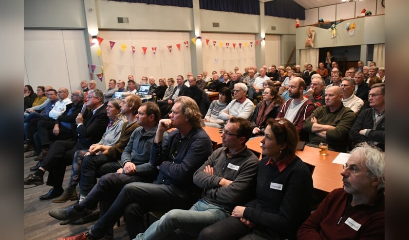 • Maandag 25 november was het eerste Energiecafé van de gemeente West Betuwe. Inwoners uit Spijk, Heukelum, Asperen, Acquoy, Gellicum en Rhenoy konden daar terecht met al hun vragen over energiebesparing. Het was een succes: meer dan 100 inwoners bezochten de avond.