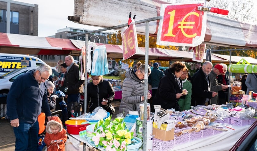 Snuffelmarkt op winkelcentrum de Hagen
