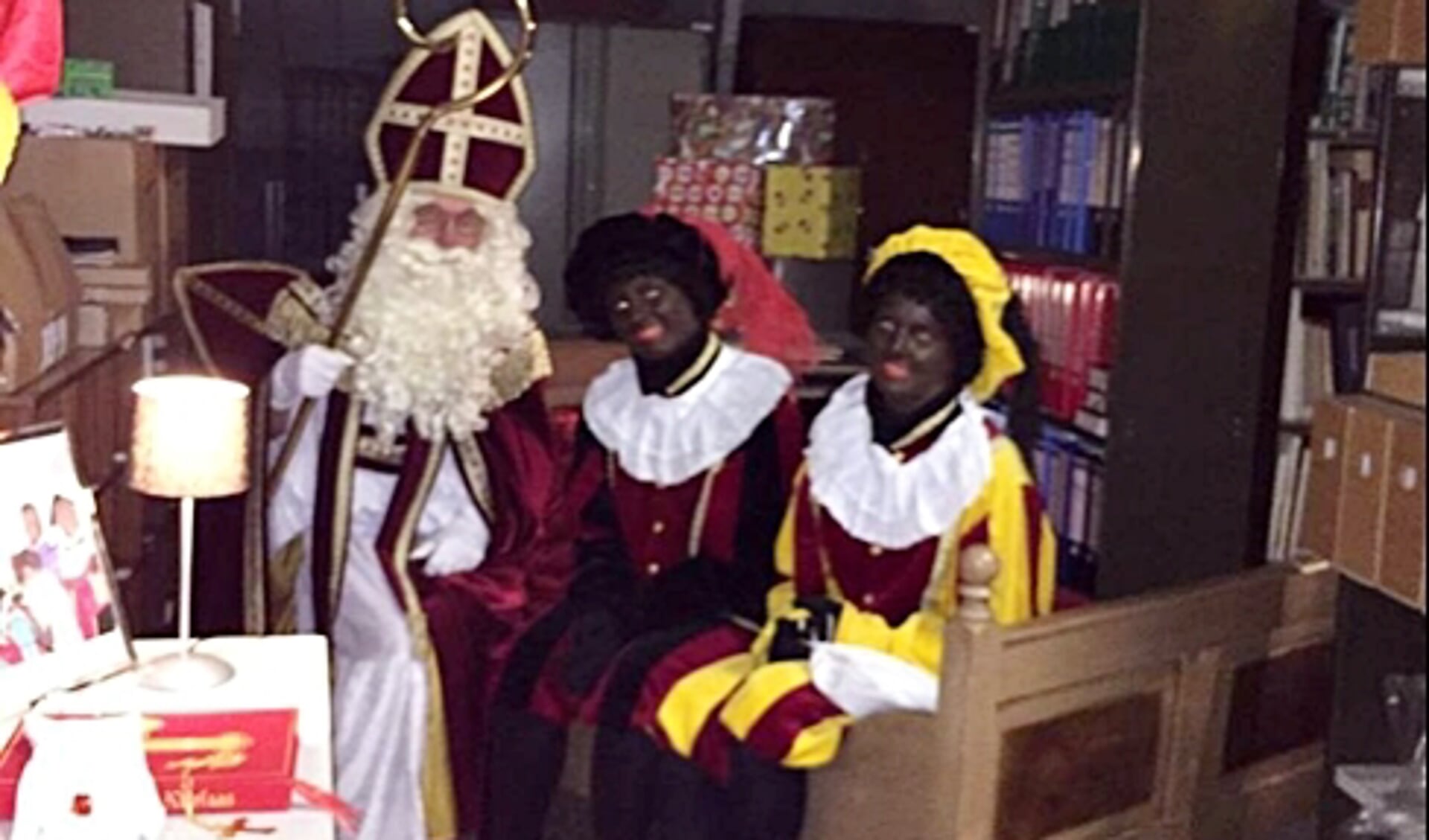 • Sinterklaas en twee Pieten in de speciale Sint-slaapkamer in het Zilvermuseum.