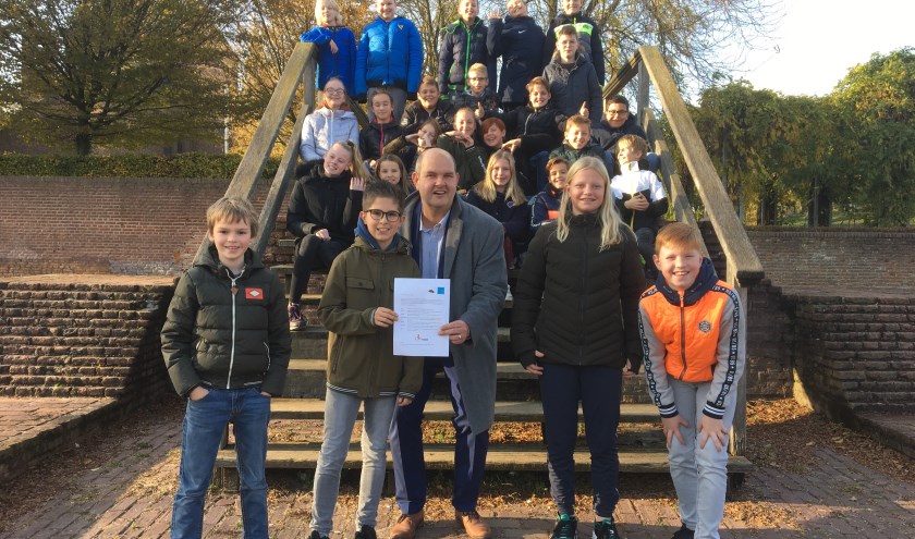 • Erik van Hoften (midden) met groep 7/8.