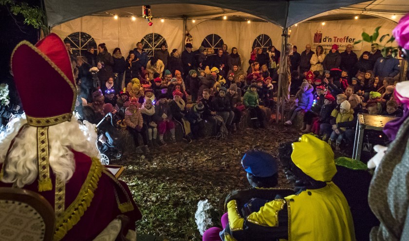 • Sinterklaas en alle kinderen werden ontvangen in een verlichte tuin.