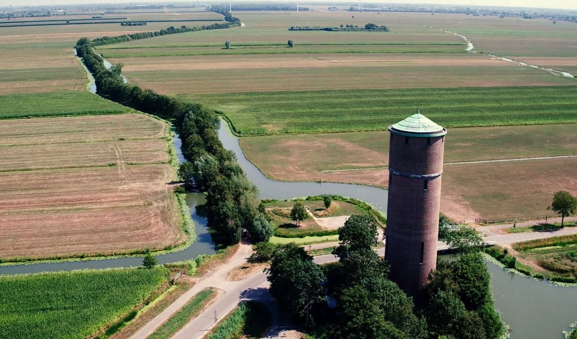 • De watertoren aan de Damweg bij Lopik-dorp.