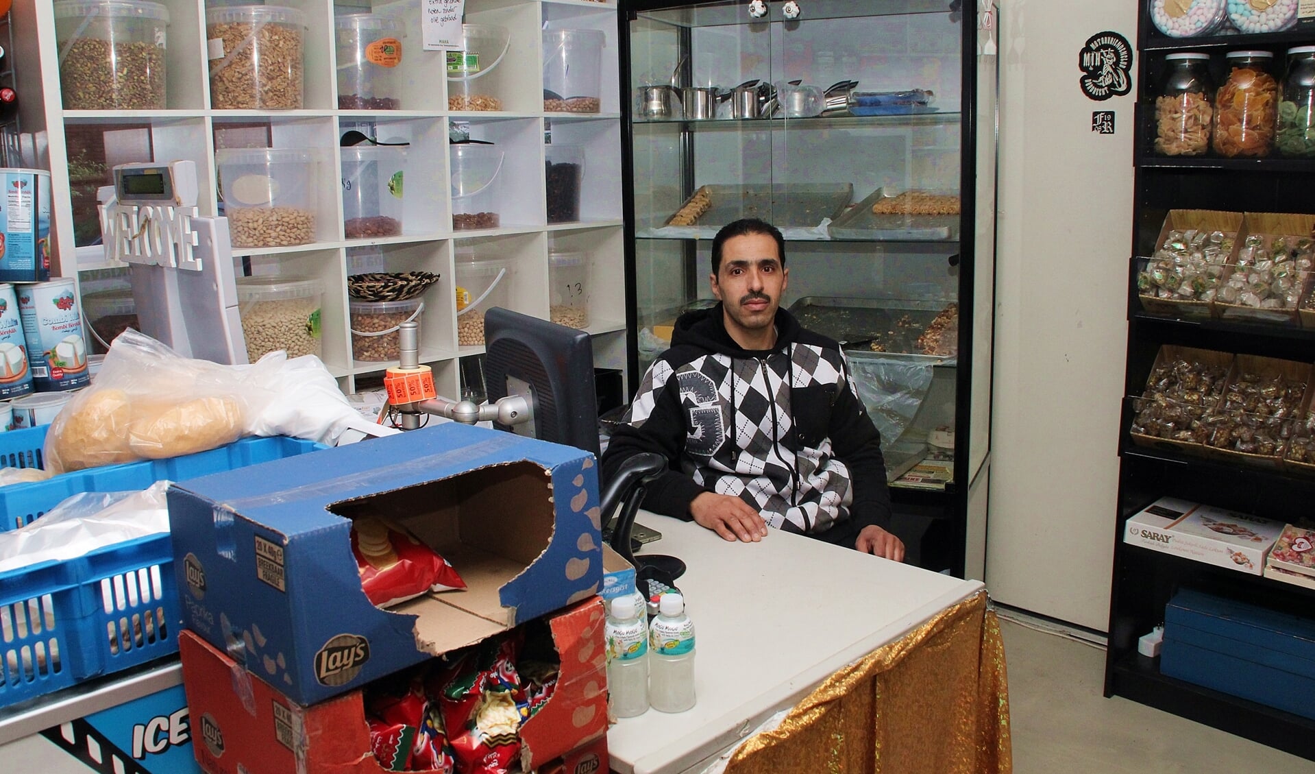 • Mohammed in zijn supermarkt aan de Korenbloemstraat.