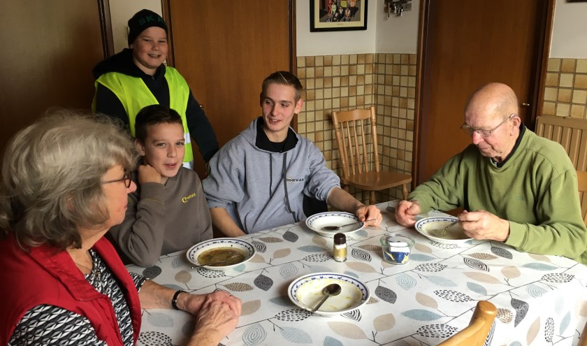 • Kees en Marian van den Bogert met kleinkinderen aan de soep.