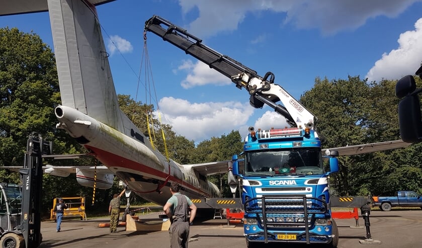 Voor transport moest het vliegtuig uit elkaar gehaald worden.