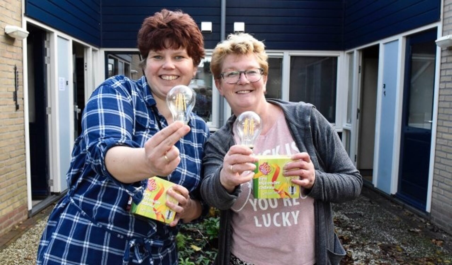 Mevrouw Van Elverding en buurvrouw mevrouw Van Soest uit Montfoort waren de eerste huurders die de set ledlampen kregen. 