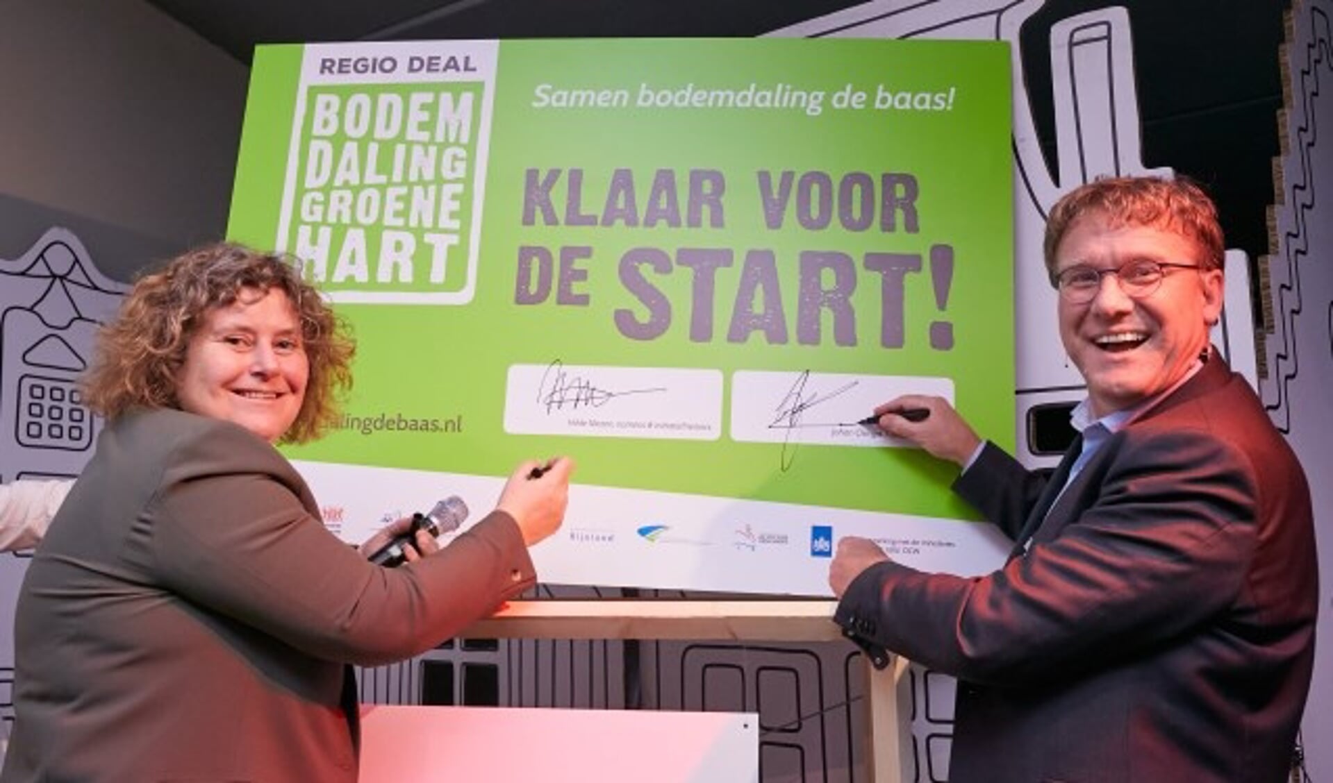 Hilda Niezen en Johan Osinga zetten hun handtekening onder de Regio Deal. Foto: Vincent Basler