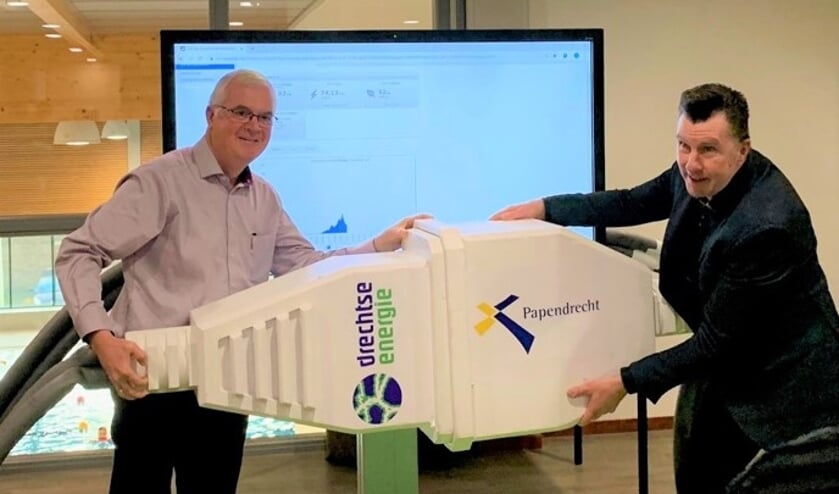 • Ton Koedooder en wethouder Arno Janssen (rechts) openen het zonnedak.
