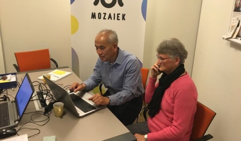 Roy en Hanneke aan het werk bij het Meldpunt. (foto: Brenda Leenders)