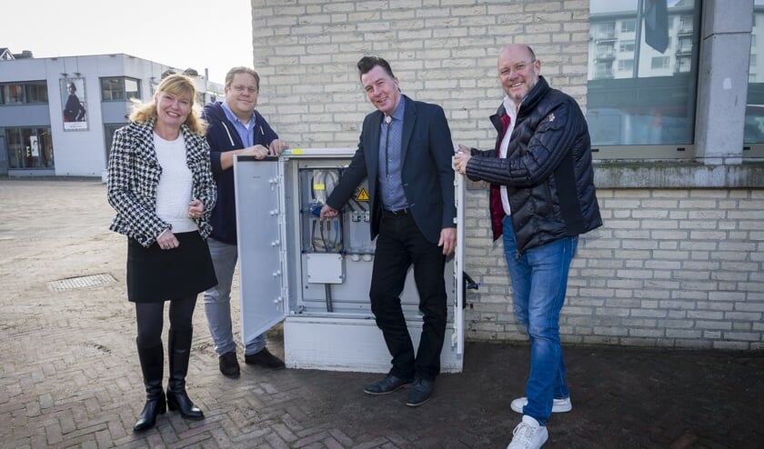 De betrokkenen bij de groene stroom op de Markt in Papendrecht.