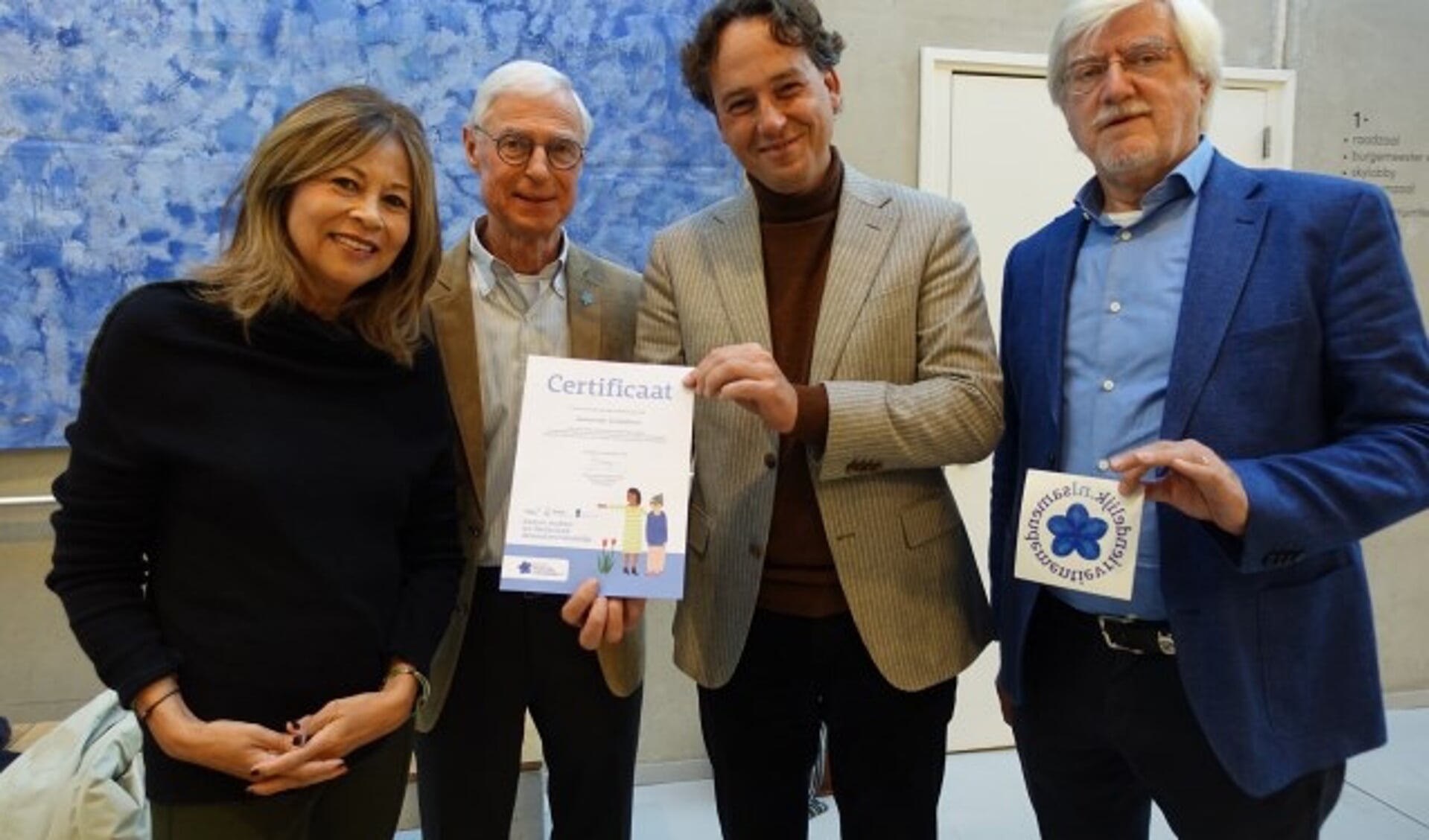 Vorige week dinsdag ontving wethouder Bernd Roks het certificaat dementievriendelijke gemeente van Samen dementievriendelijk. ''We zijn er trots op!'' (Ingezonden foto)