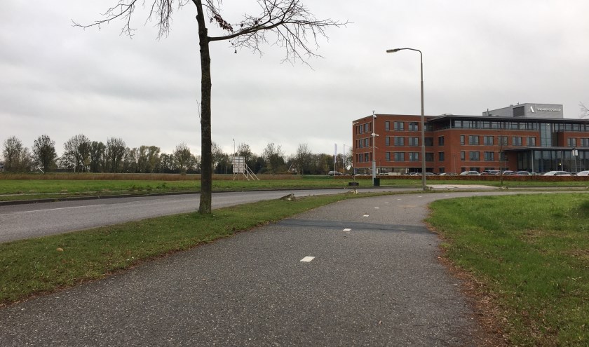 • Het snelfietspad buigt in deze bocht van de Hogeweg af naar een tunnel onder de N322.