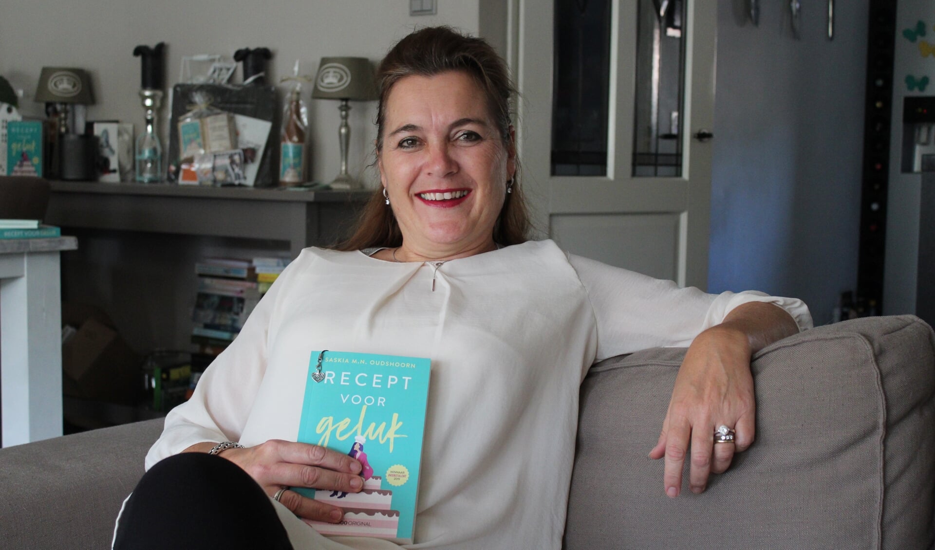 • Saskia Oudshoorn met haar nieuwste boek 'Recept voor geluk'.