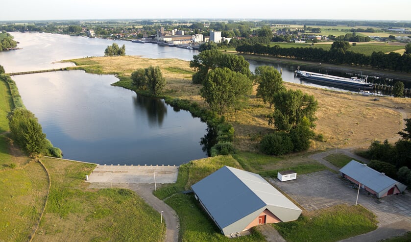 • Bij Poederoijen is de inlaat voor drinkwater van Dunea.