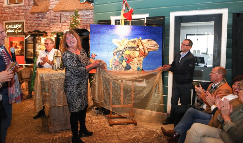 • Wethouder Johan Quik onthult samen met schilderes Erlinde het doek 'Oscar' als symbool voor de opening.