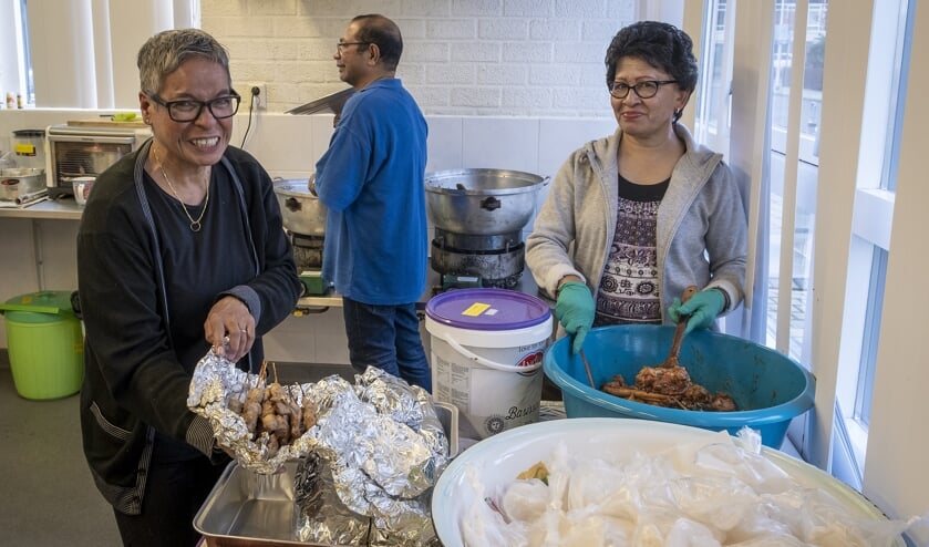 • De Molukse gemeenschap in Krimpen aan den IJssel kookt voor de slachtoffers van de aardbeving die de eilandengroep heeft getroffen.
