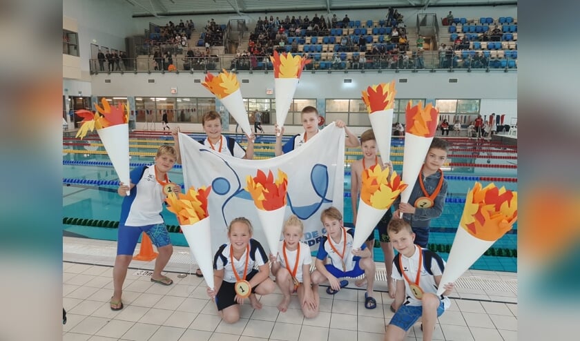 • De minioren van De Geul met hun Olympische fakkels.