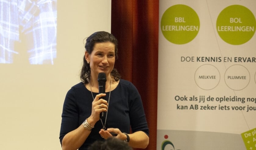 • Agnes Lensing tijdens de lezing.