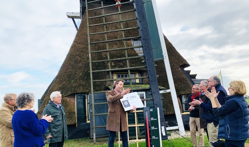 • Applaus bij het overhandigen van de cheque.