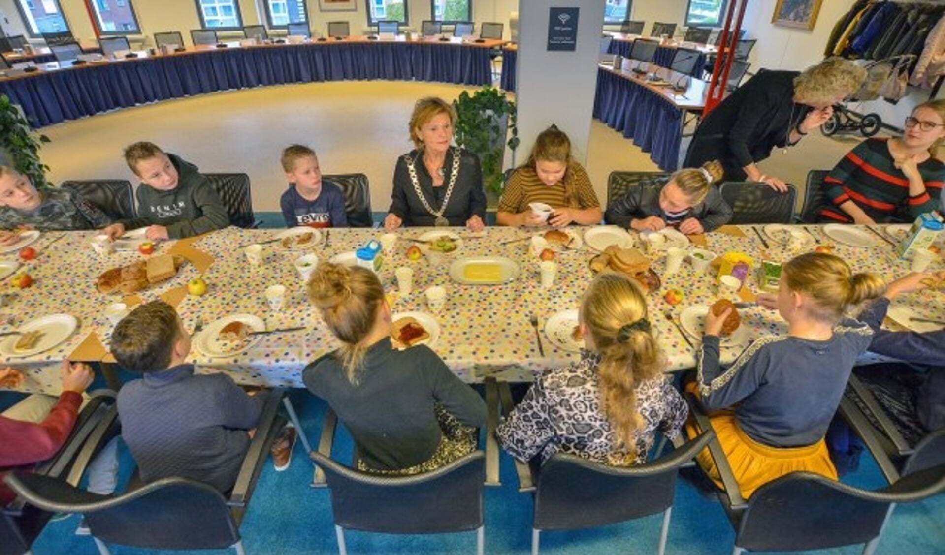Burgemeestersontbijt in de raadszaal met leerlingen van groep 8 van het Het Kompas.