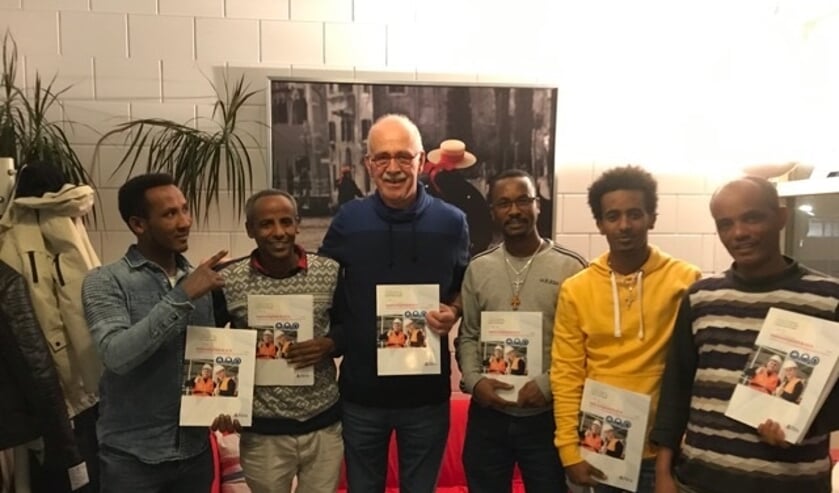 • Johan Voerman temidden van zijn cursisten.