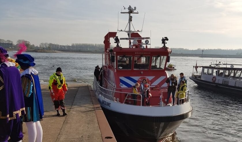 Lid RBTIEL met brandweerboot waar Sinterklaas mee aankwam  