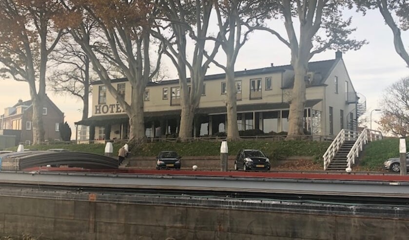 • De achterzijde van het hotel aan de Lek.