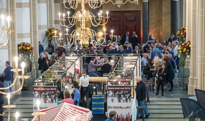 • In de Sint-Maartenskerk worden veel culturele evenementen gehouden, zoals ProefLokaal.