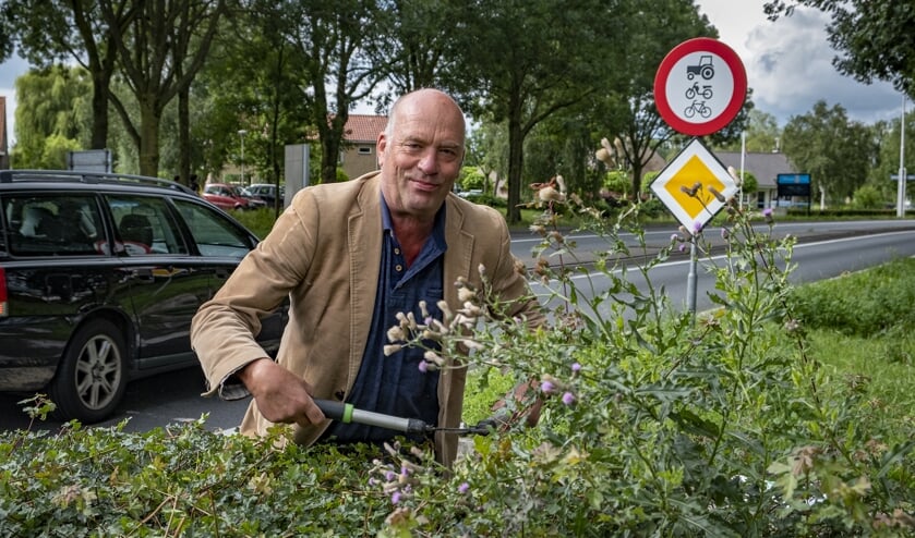 • Oudshorn knipte afgelopen zomer uit protest met zijn eigen heggenschaar de beplanting op een van de rotondes.