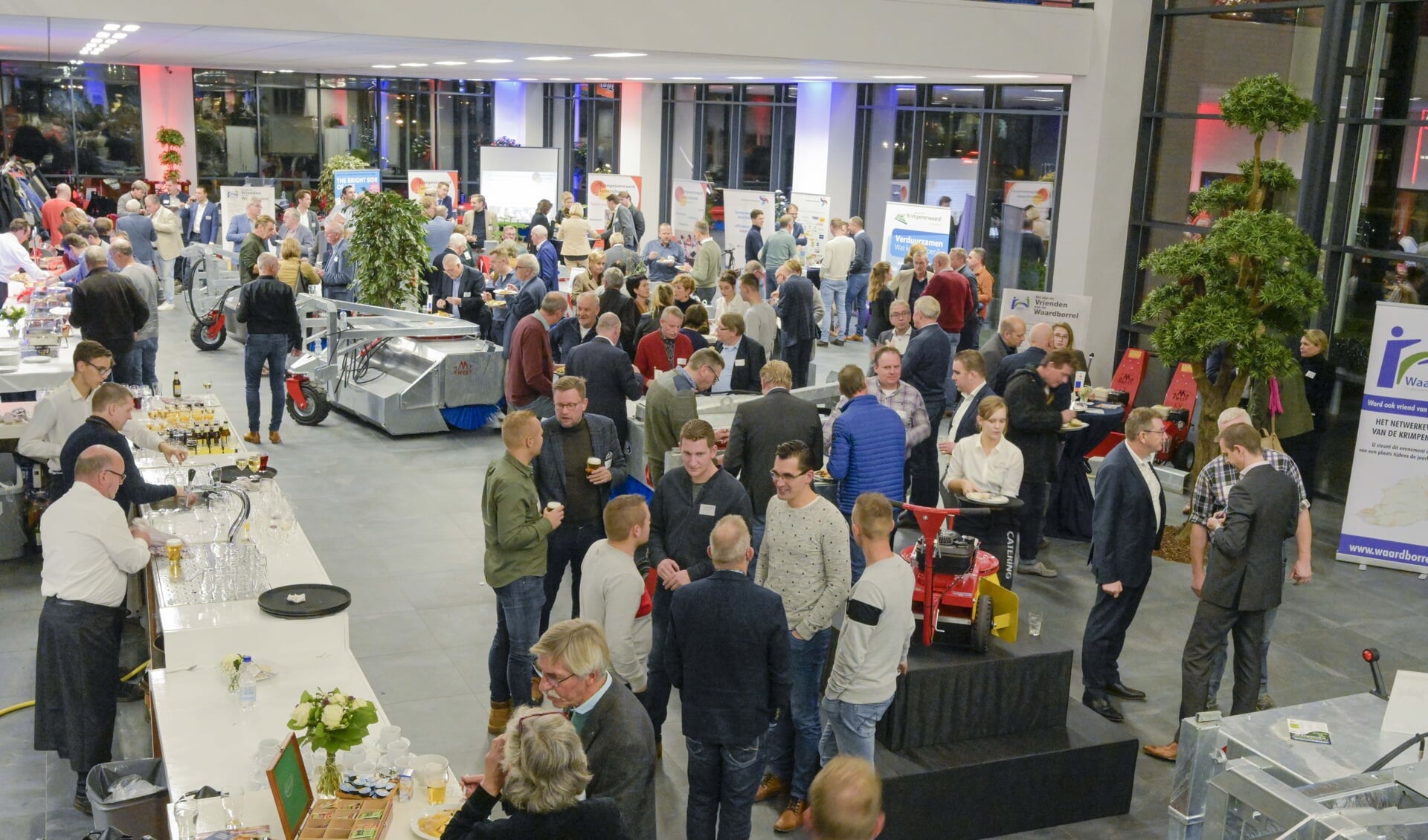 • Drukke Waardborrel in de hal bij M. Mulder BV te Schoonhoven.