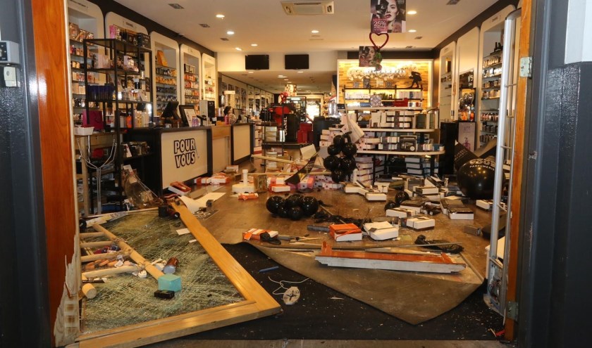 • De krakers lieten een flinke ravage achter in de parfumerie.