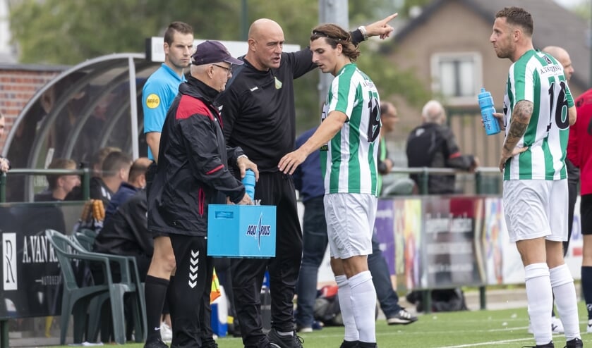 • John Karelse in actie als trainer/coach van Achilles Veen.