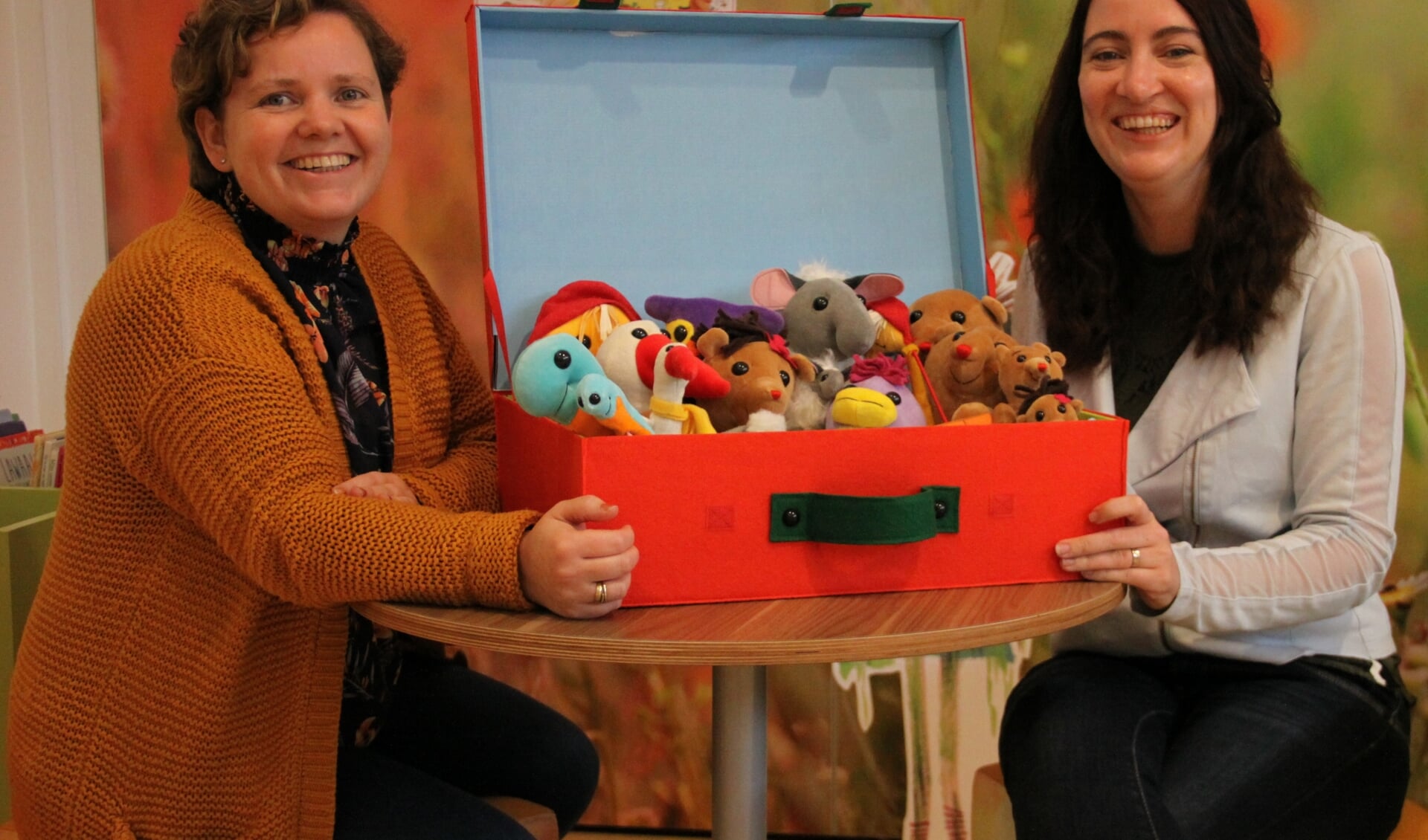 • Corine Verspui (rechts) en Annelieke van Daalen met de koffer van Lilaland: “Onderzoekend en ontwerpend leren geeft kinderen en professionals veel plezier.”