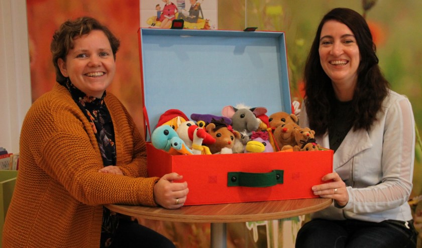 • Corine Verspui (rechts) en Annelieke van Daalen met de koffer van Lilaland: “Onderzoekend en ontwerpend leren geeft kinderen en professionals veel plezier.”