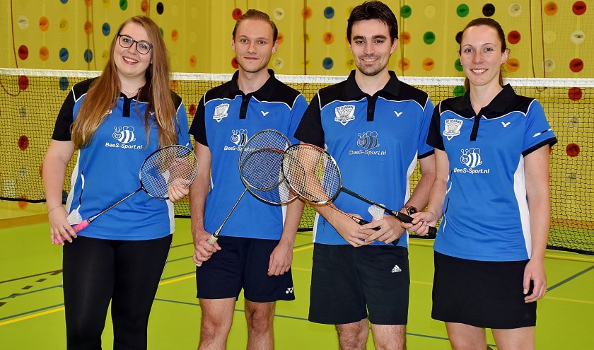 • Het succesvolle badminton-team, v.l.n.r. Team vlnr: Angela en Jorn Steehouder en Pascal en Miranda Overbeek.