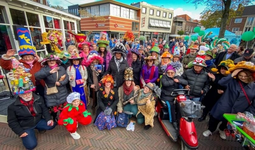 Op zaterdag 9 november liep een bonte parade van hoedendragers door het centrum van Tiel. (foto: Jan Bouwhuis)  