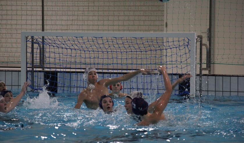 Jeugdexponenten Mathé van Noorloos, Janne-Lynn Himpers en Noah Rochat (allen met witte cap) van ZVDO'74.
