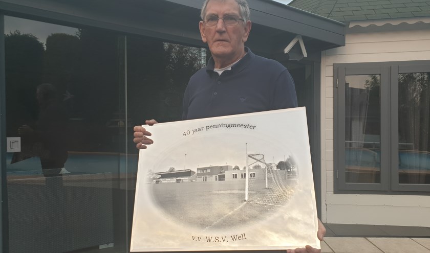 • Nico Kreemers poseert met de Well-spiegel met inscriptie.