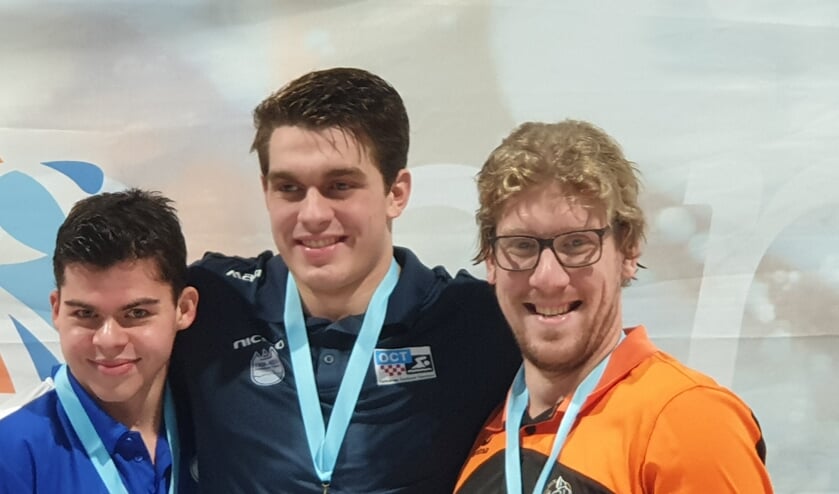 Het podium van de 400m wisselslag, met rechts Pieter Pijnenburg.