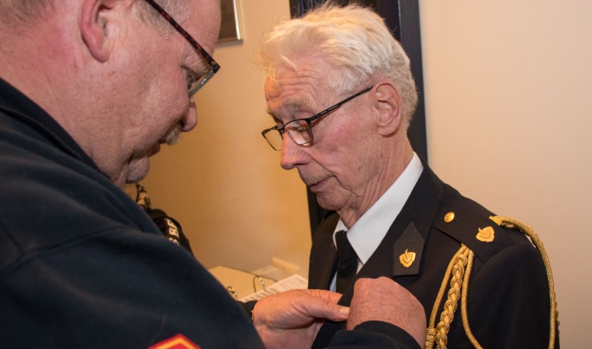 • Jan van Amerongen, coördinator van de jeugdbrandweer Gelderland-Zuid overhandigde het lintje.