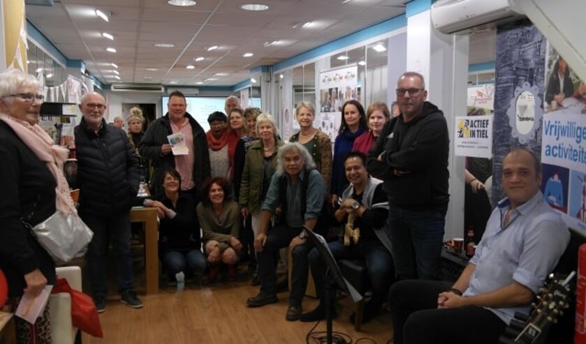 Als besluit de netwerkborrel op zaterdag, druk bezocht door vrijwilligers en winkelend publiek, soms gelokt door de goede muziek!