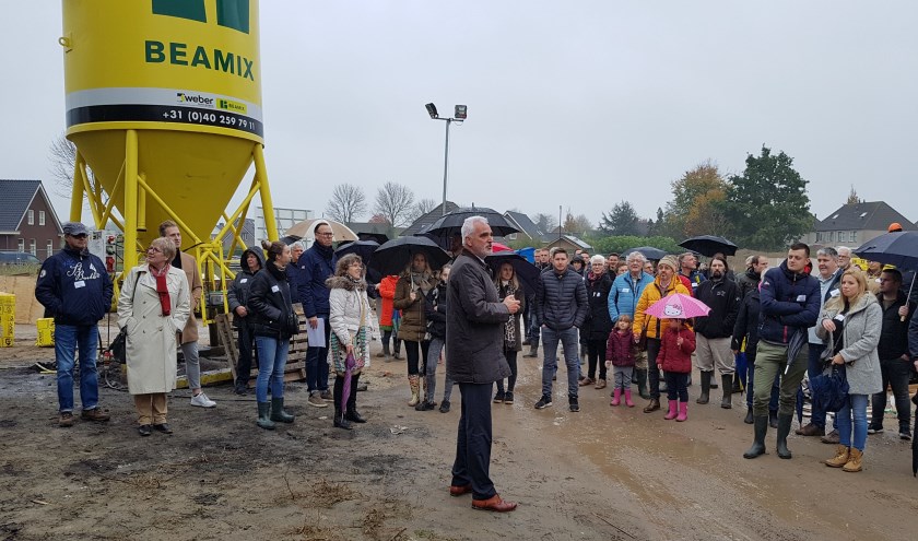• Wethouder Peter de Vries spreekt de toekomstige bewoners en andere belangstellenden toe.