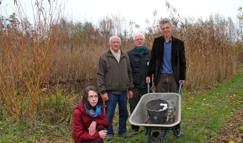• Nel, Jan, Ad en Jacques (vlnr) bij de vijver in de heemtuin van het streeknatuurcentrum.