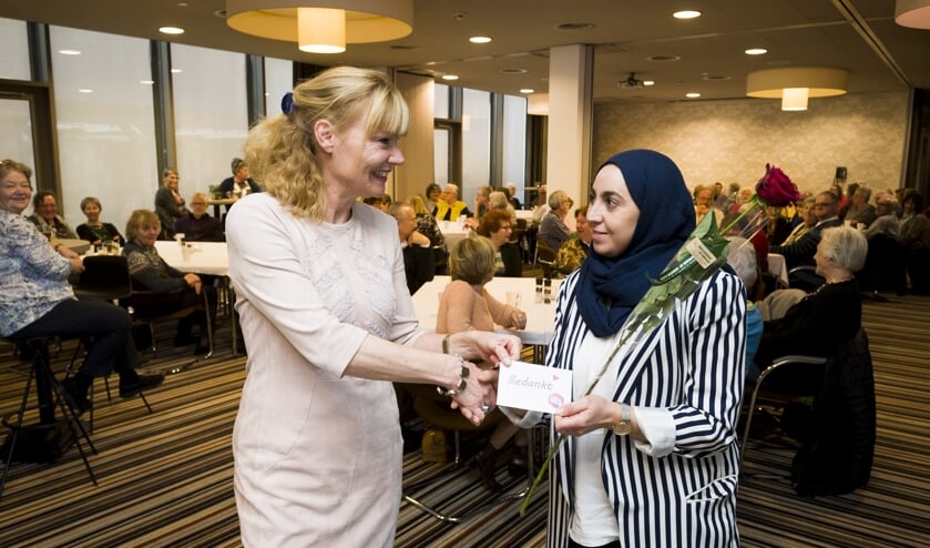 • Wethouder Verver reikt de VVV bonnen uit aan mantelzorgers.